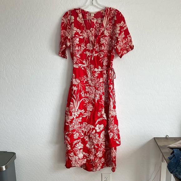 Size 6 women’s viscose wrap midi red dress H&M casual floral Hawaiian white maxi - Picture 2 of 9